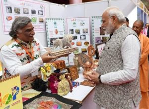 पीएम मोदी ने वाराणसी में 'काशी एक रूप अनेक' प्रदर्शनी का किया उद्घाटन |_3.1