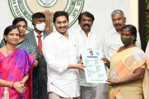 आंध्र प्रदेश के मुख्यमंत्री ने बीपीएल परिवारों के लिए 'YSR बीमा' योजना का किया शुभारंभ |_3.1