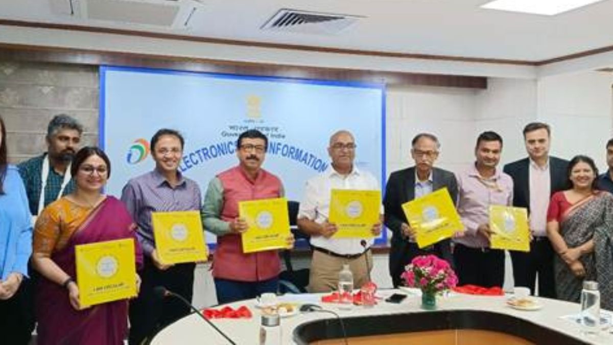 MeitY ने ‘आई एम सर्कुलर’ कॉफी टेबल बुक लॉन्च की