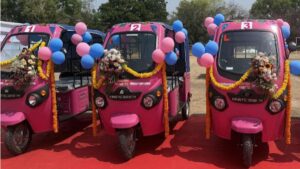 पिंक ई-रिक्शा पहल: ग्रीन मोबिलिटी के माध्यम से महिलाओं को सशक्त बनाना