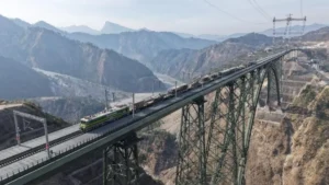 कश्मीर घाटी में मिलिट्री स्पेशल ट्रेन से पहुंचे टैंक और आर्टिलरी गन