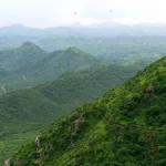 सुप्रीम कोर्ट ने अरावली पहाड़ियों से संबंधित आदेश पर रोक लगाई, विशेषज्ञों से की समीक्षा की मांग