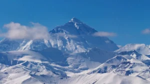 किस पहाड़ को एशिया की शानदार चोटी के नाम से जाना जाता है?