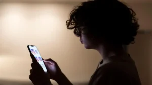 16 वर्ष से कम उम्र के बच्चों के लिए सोशल मीडिया पर प्रतिबंध लगाने वाला पहला यूरोपीय देश बना स्पेन