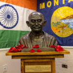 मोंटाना में माइक मैन्सफील्ड सेंटर में महात्मा गांधी की पहली प्रतिमा का अनावरण