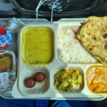 रेलवे की नई पहल: QR कोड से पहचान योग्य फूड पैकेट, अनधिकृत वेंडिंग पर सख्ती