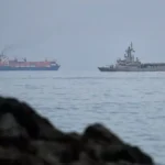 हॉर्मुज़ जलडमरूमध्य संकट 2026: किसे मिल रही अनुमति और क्यों घटा जहाज़ों का आवागमन?