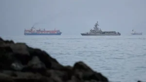 हॉर्मुज़ जलडमरूमध्य संकट 2026: किसे मिल रही अनुमति और क्यों घटा जहाज़ों का आवागमन?