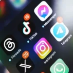 UK ने बच्चों के लिए स्क्रीन टाइम के सख्त नियम तय: बच्चों को डिजिटल नुकसान से बचाने हेतु वैश्विक पहल